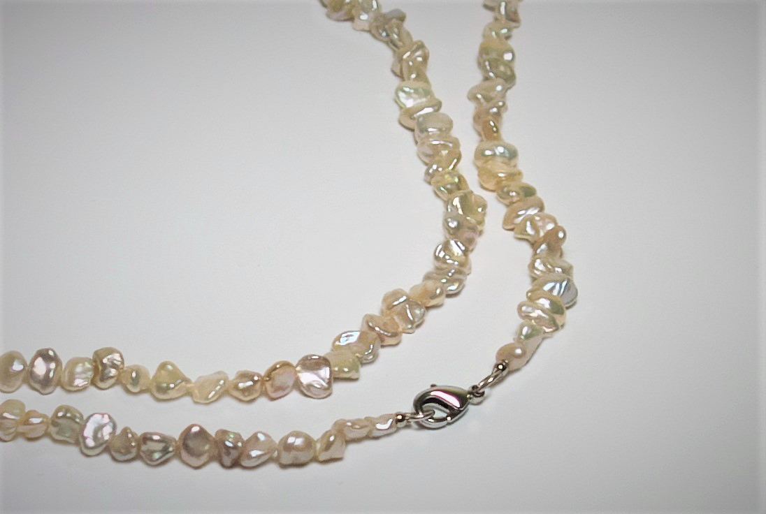 Keshi Perlenkette mit Karabiner­verschluss aus Silber, 50 cm
