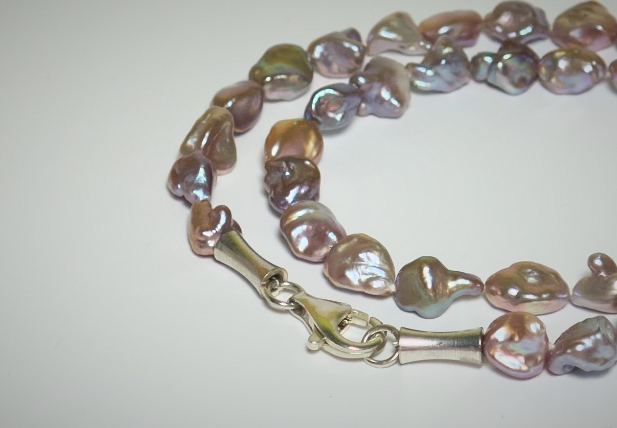 Keshi Perlenkette mit Karabiner­verschluss und Zierteilen aus Silber