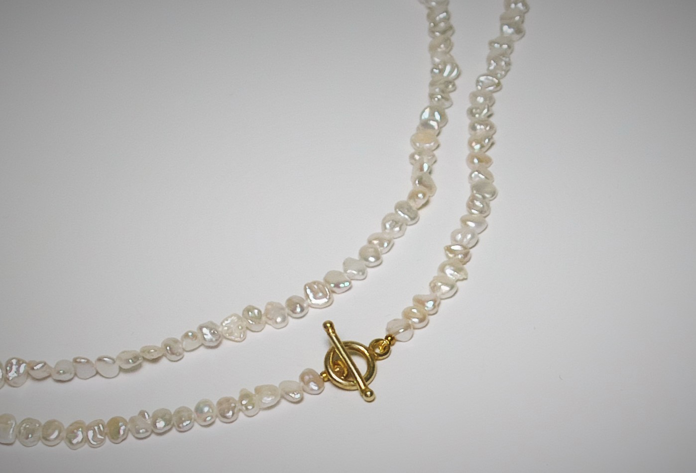 Zierliche Keshi Perlenkette mit Knebel­verschluss, 47 cm