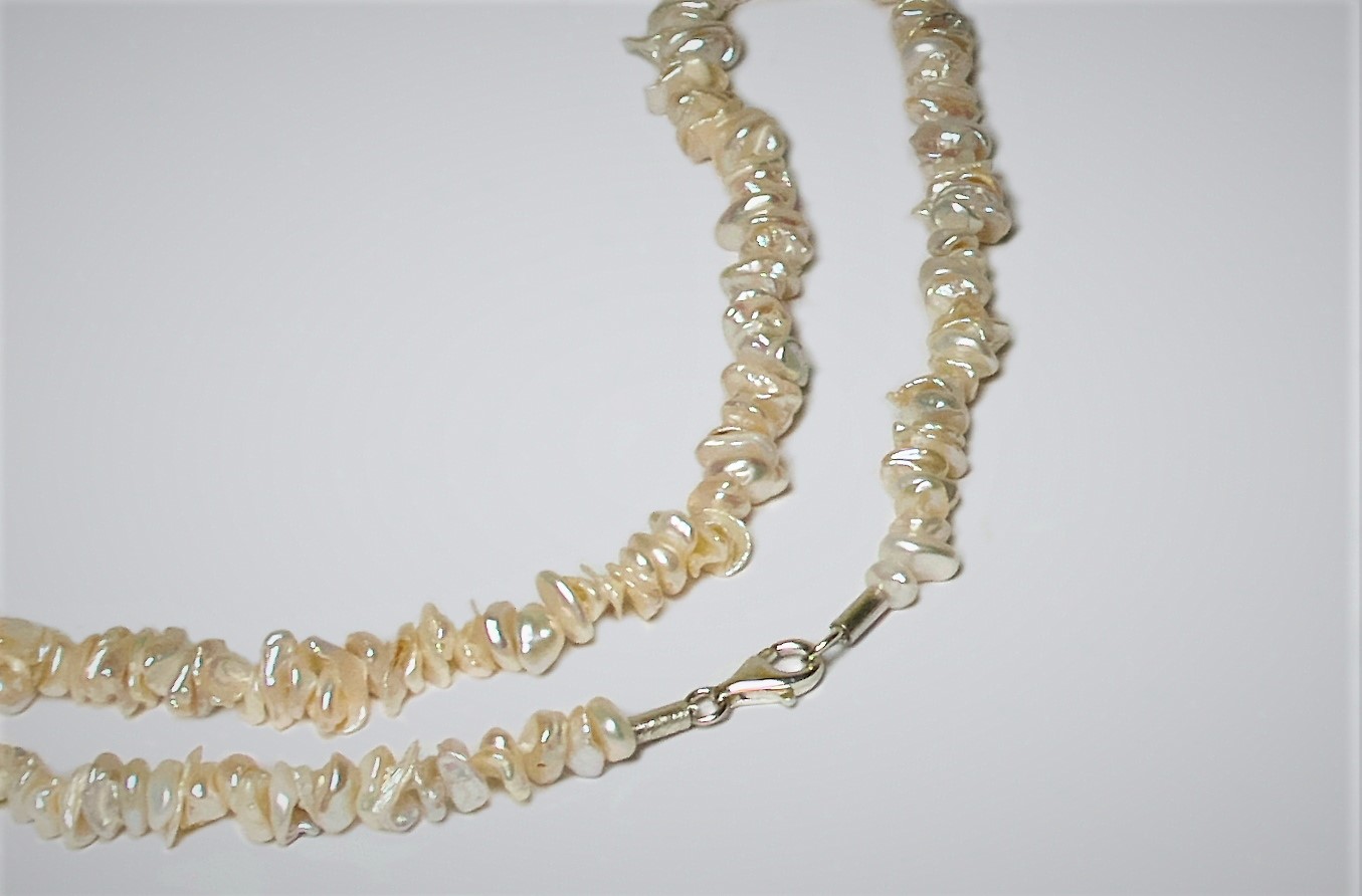 Keshi Perlenkette mit Karabiner­verschluss aus Silber, 52 cm