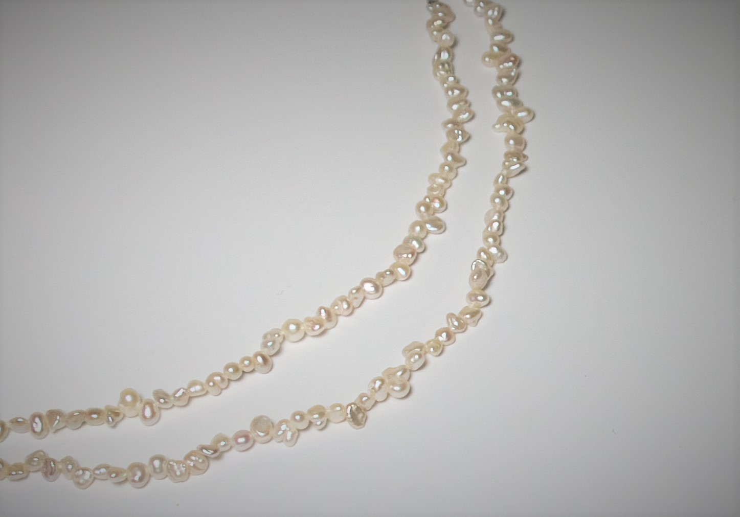 Zierliche Keshi Perlenkette mit Karabiner­verschluss aus Silber, 42 cm