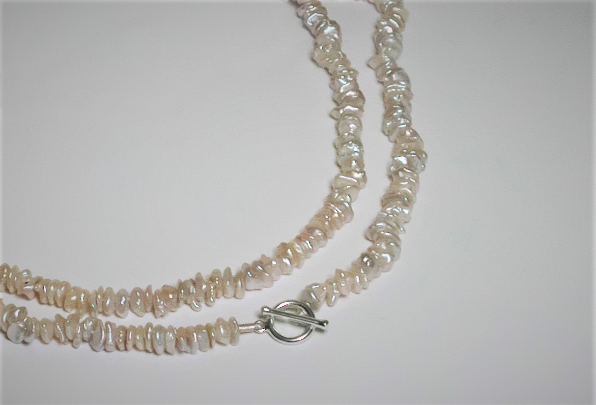 Keshi Perlenkette mit Knebel­verschluss aus Silber, 46 cm