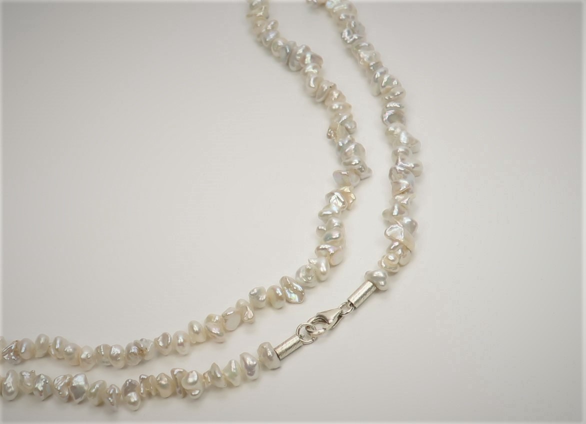Keshi Perlenkette mit Karabiner­verschluss aus Silber, 45 cm
