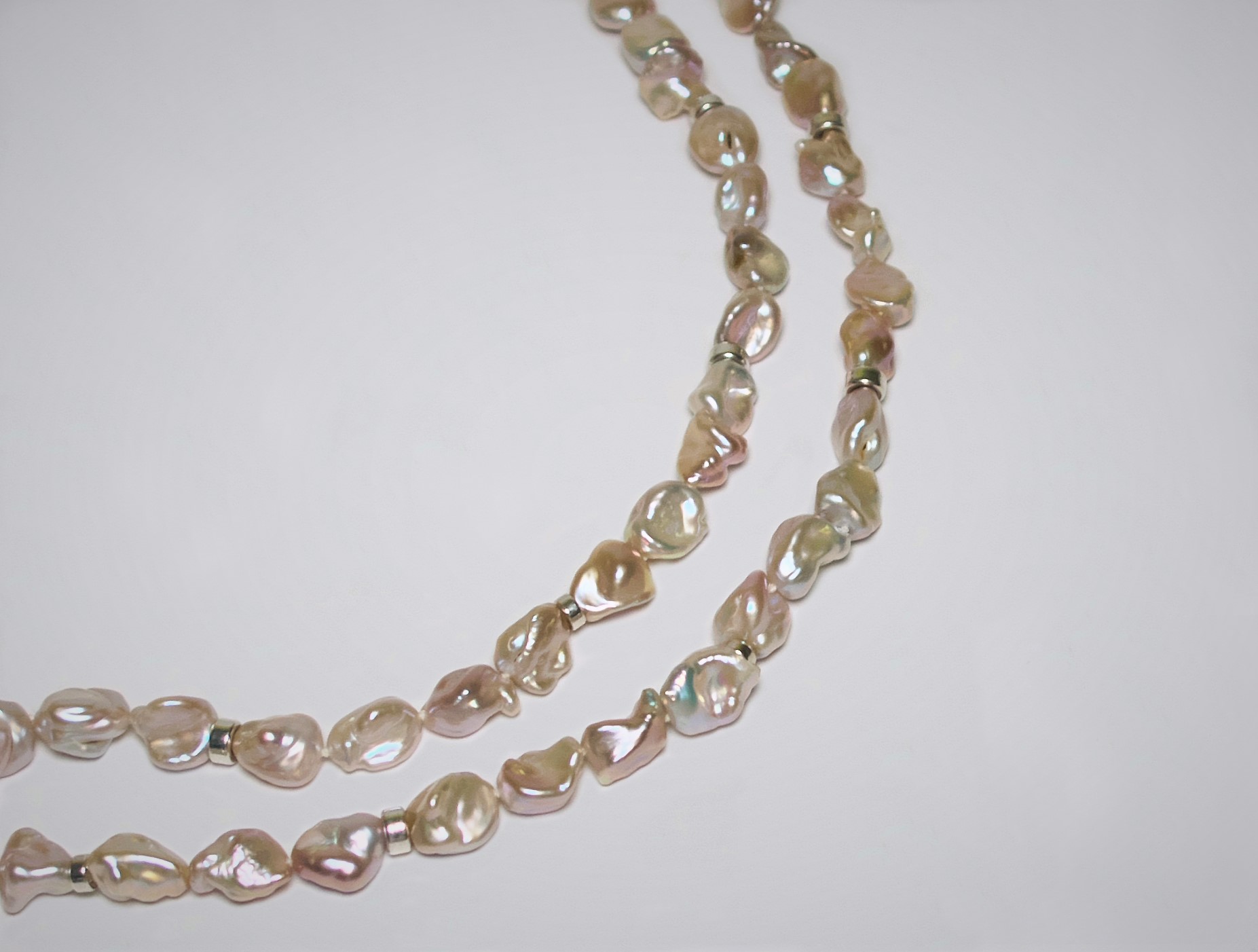 Keshi Perlenkette mit Karabiner­verschluss und Zierteilen aus Silber, 47 cm
