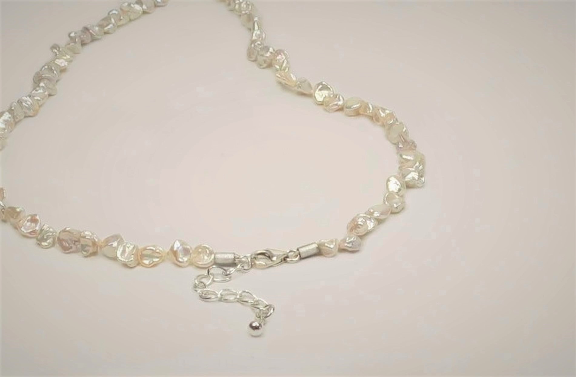 Keshi-Perlenkette mit Verlängerungs­kettchen, 45 - 50 cm