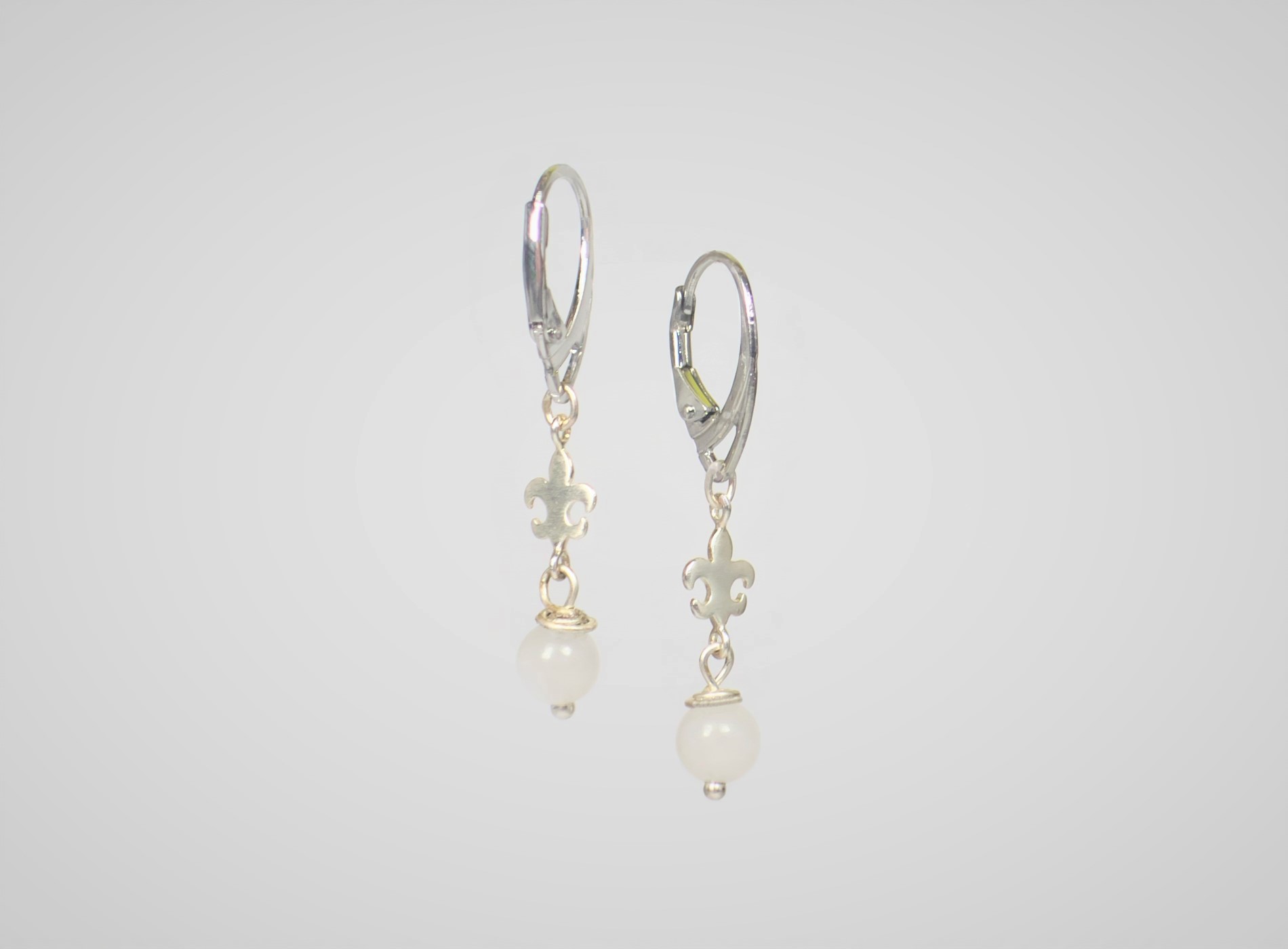 Ohrhänger mit weißem Opal und Zierteilen aus 925 Silber