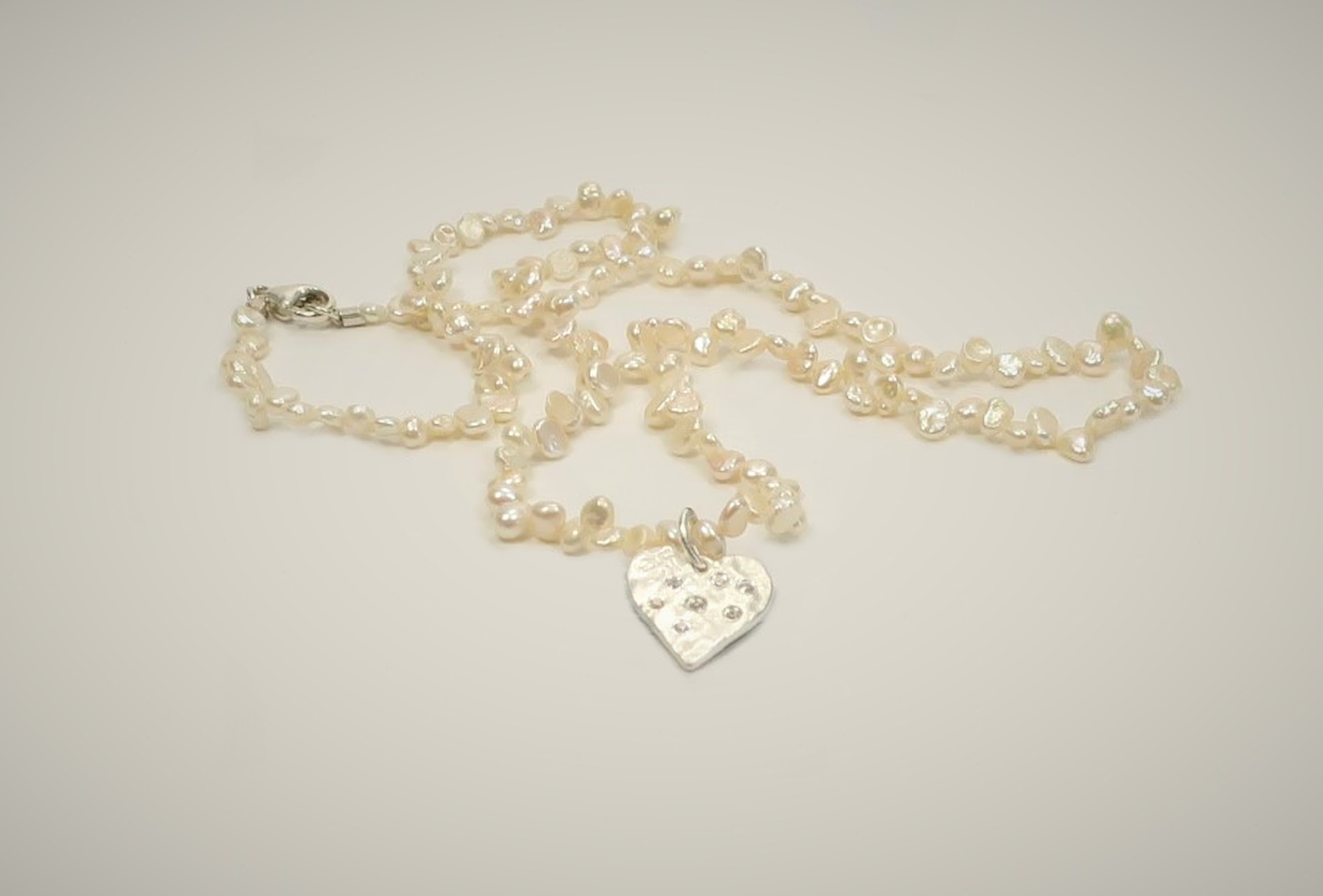 Keshi-Perlenkette mit einem Herz-Anhänger aus Silber, 47 cm