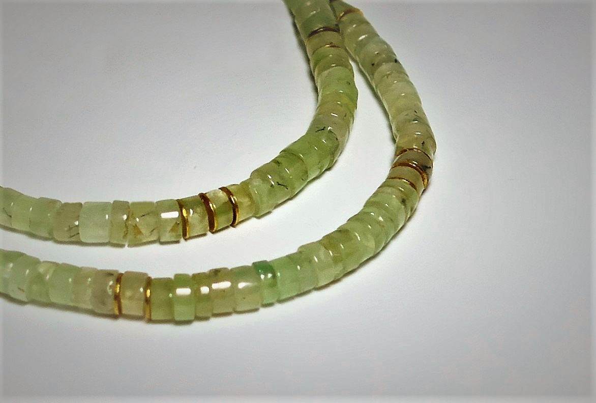 Prenith Halskette mit vergoldeten Schmuck­elementen