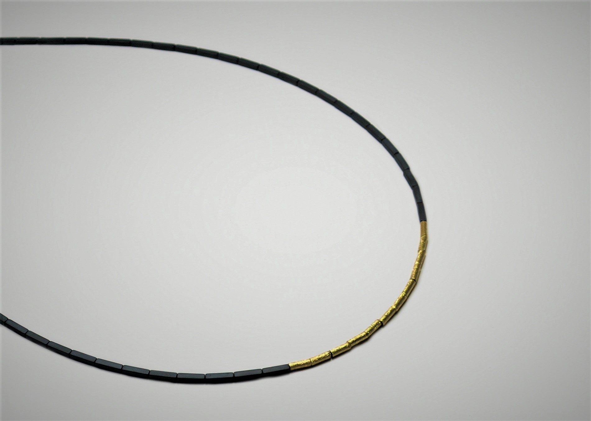 Zierliche quaderförmige Hämatit Halskette mit vergoldeten Zierteilen, 45 cm