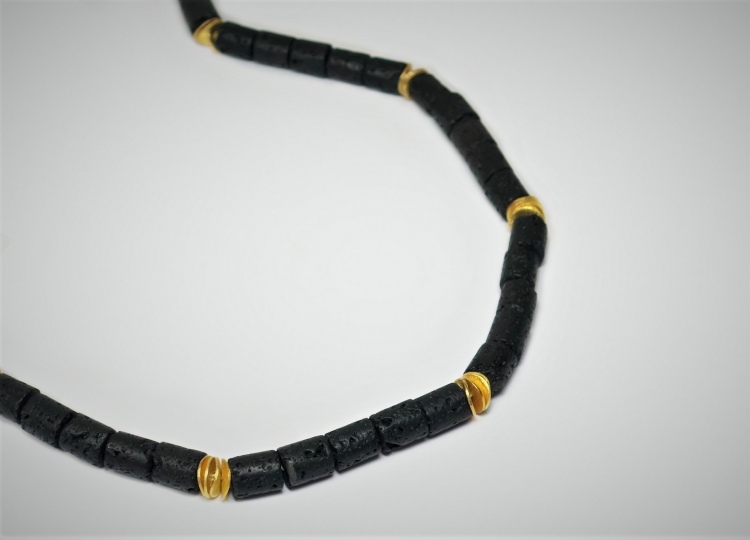 Halskette aus Lavastein mit vergoldeten Zierteilen, 42 - 48 cm