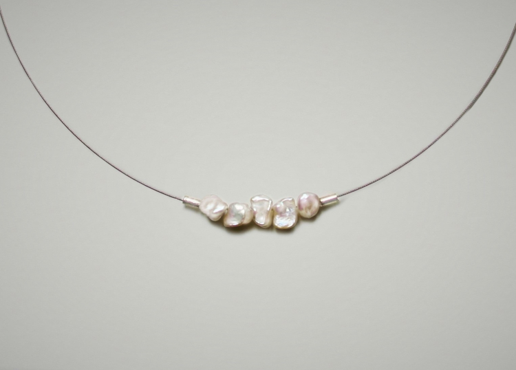 Halskette mit Süßwasserperlen und versilberten Zierteilen, 46cm