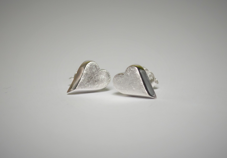 Herzförmige Ohrstecker aus 925 Silber