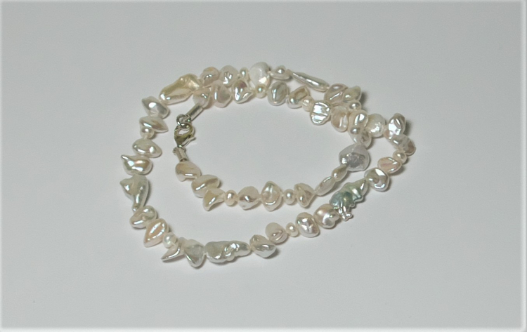 Keshi Perlenkette mit Karabiner­verschluss aus Silber, 48 cm