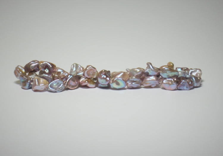 Keshi Perlenkette mit Karabiner­verschluss und Zierteilen aus Silber