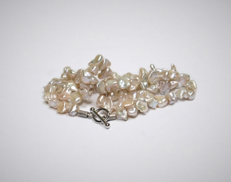 Keshi Perlenkette mit Knebel­verschluss aus Silber, 45 cm