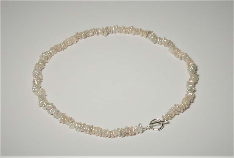 Keshi Perlenkette mit Knebel­verschluss aus Silber, 46 cm