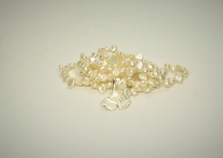 Keshi-Perlenkette mit einem Ginko-Anhänger aus Silber, 48 cm