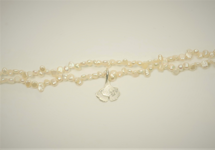 Keshi-Perlenkette mit einem Ginko-Anhänger aus Silber, 48 cm