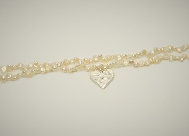 Keshi-Perlenkette mit einem Herz-Anhänger aus Silber, 47 cm