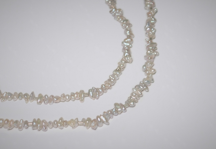 Keshi-Perlenkette mit kleinen Zierteilen, 48 cm