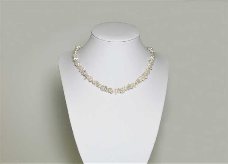 Keshi-Perlenkette mit kleinen Zierteilen, 48 cm