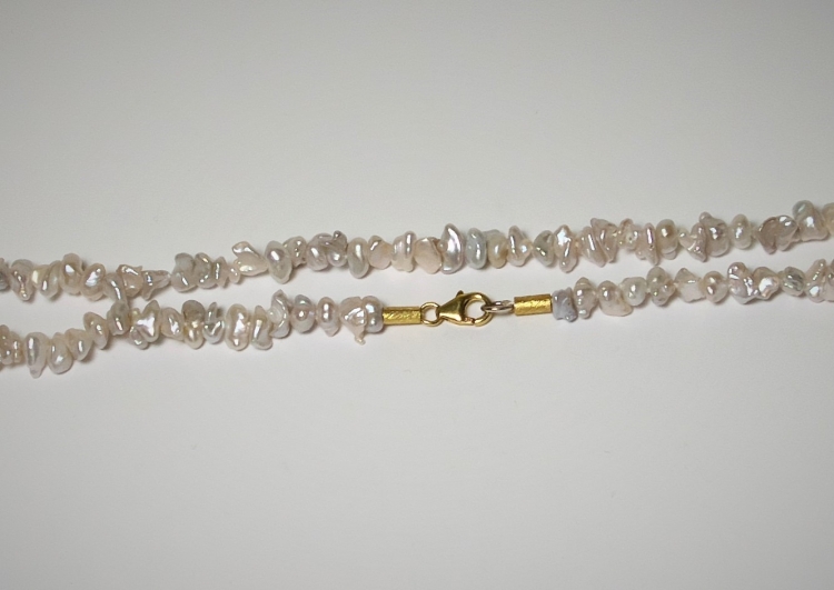 Keshi Perlenkette mit vergoldetem Karabiner­verschluss, 45 cm