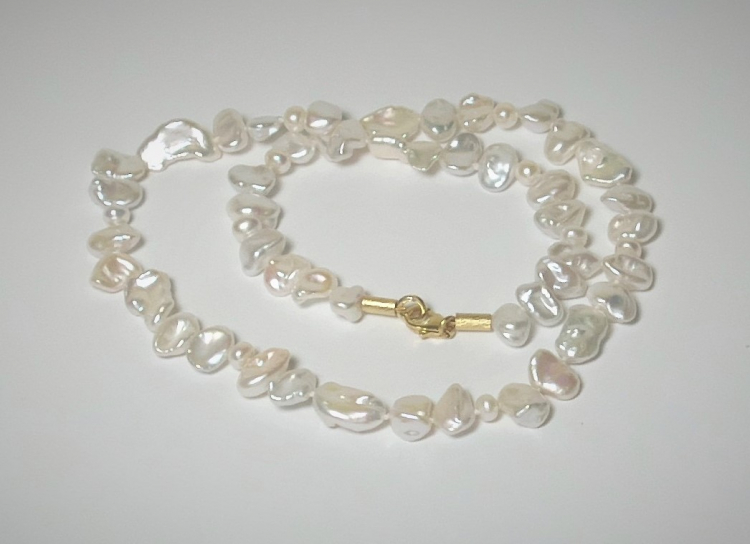 Keshi Perlenkette mit vergoldetem Karabinerverschluss