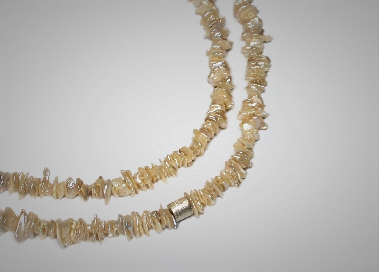 Keshi Perlenkette mit zylinder­förmigen Anhänger, 53 cm