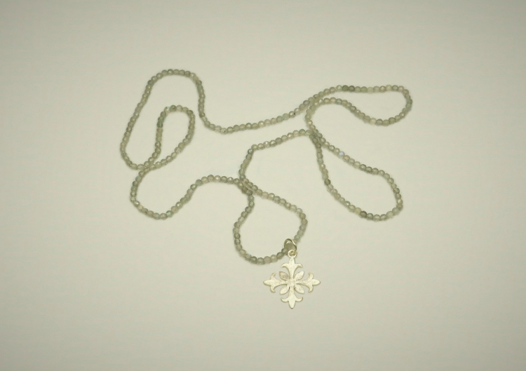 Labradorit Edel­steinkette, Langkette mit einem Anhänger aus Silber, 78 cm
