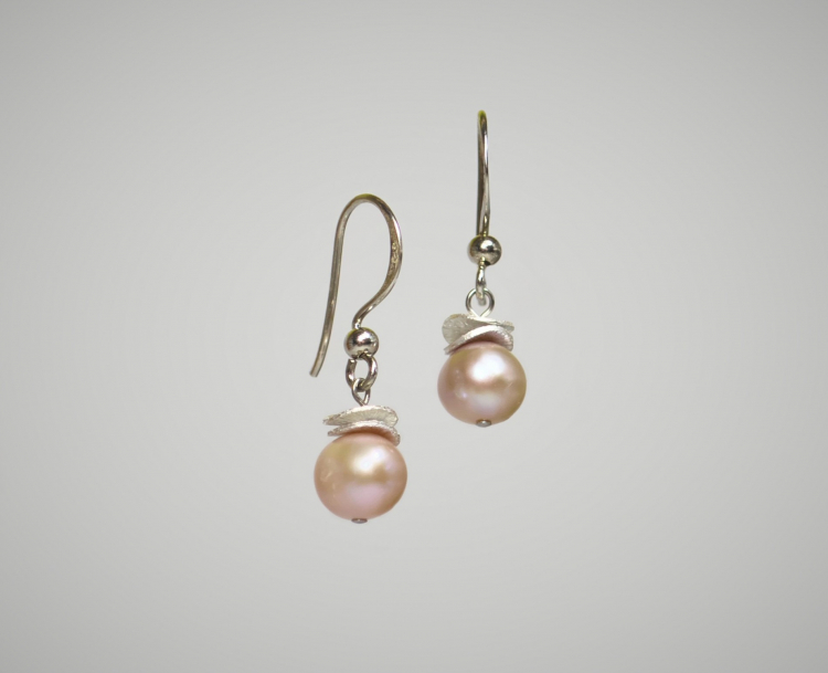 Ohrhänger mit rosa Süßwasserperle und Zierteilen aus 925 Silber