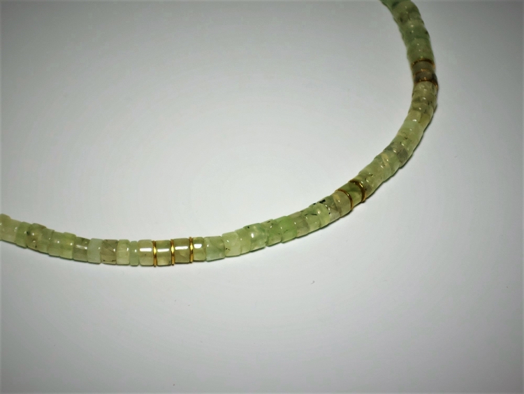 Prenith Halskette mit vergoldeten Schmuck­elementen, 44 cm