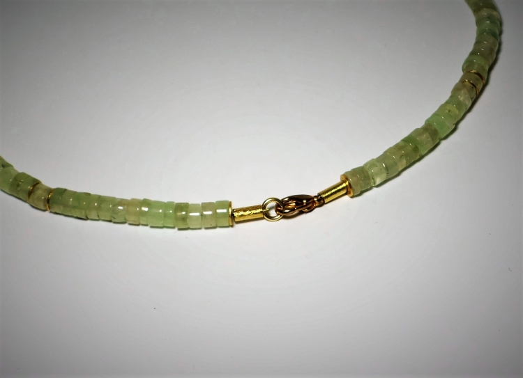 Prenith Halskette mit vergoldeten Schmuck­elementen, 44 cm