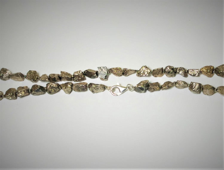 Pyrit Halskette mit Karabinerverschluss und Zierteilen aus Silber, 52 cm