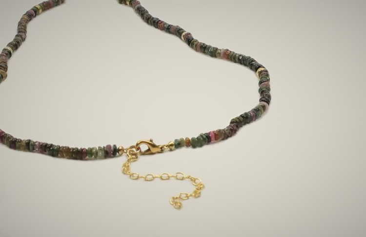 Turmalin Halskette mit vergoldeten Zierteilen und einem Verlängerungskettchen, 42 - 48 cm