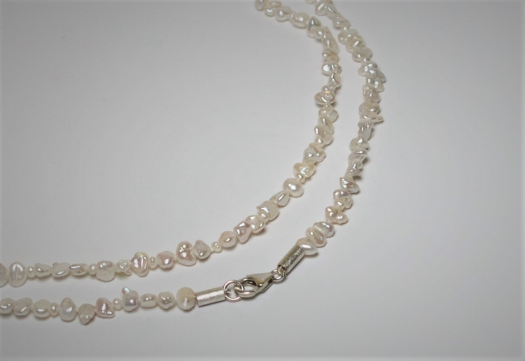 Zierliche Keshi Perlenkette mit Karabiner­verschluss aus Silber, 47 cm