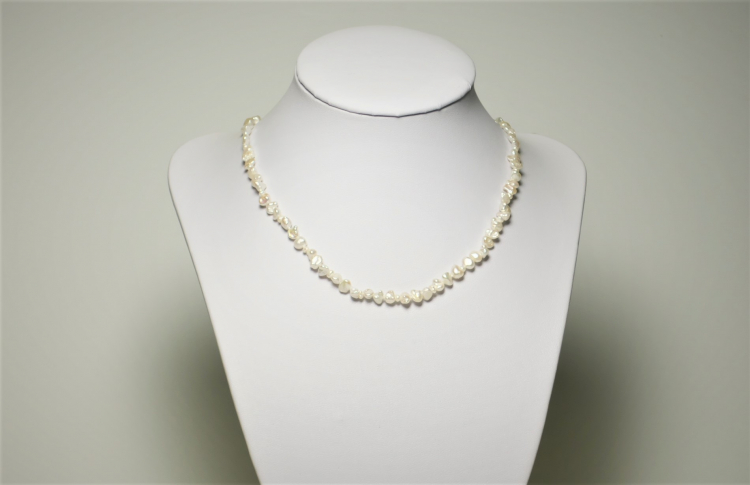 Zierliche Keshi Perlenkette mit Karabiner­verschluss aus Silber, 47 cm