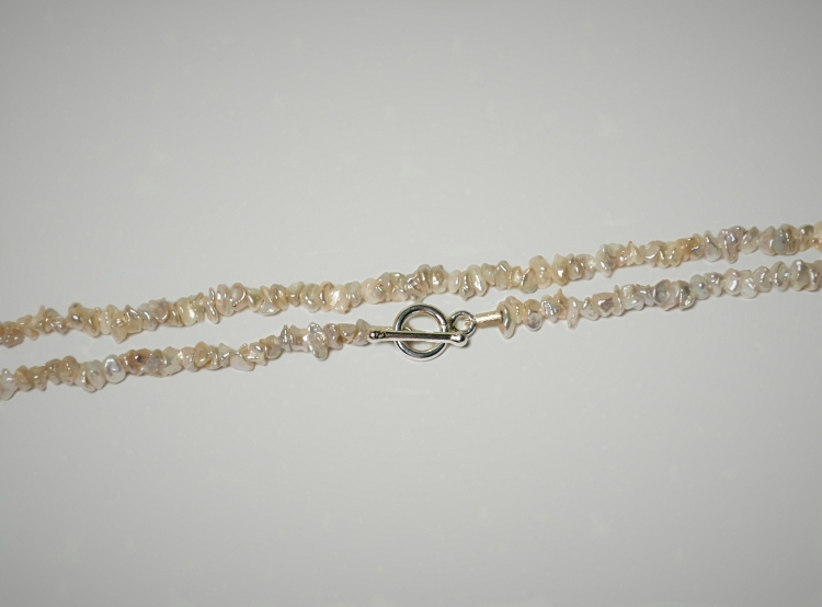 Zierliche Keshi Perlenkette mit Knebel­verschluss aus Silber, 42 cm