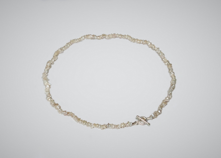 Zierliche Keshi Perlenkette mit Knebel­verschluss aus Silber, 42 cm