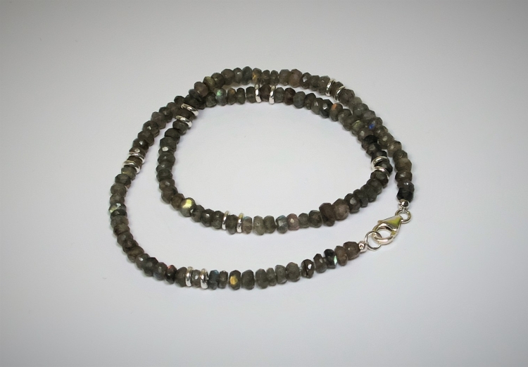 Zierliche Labradorit Halskette mit Zierteilen, 40 cm