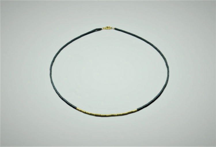 Zierliche quaderförmige Hämatit Halskette mit vergoldeten Zierteilen, 45 cm